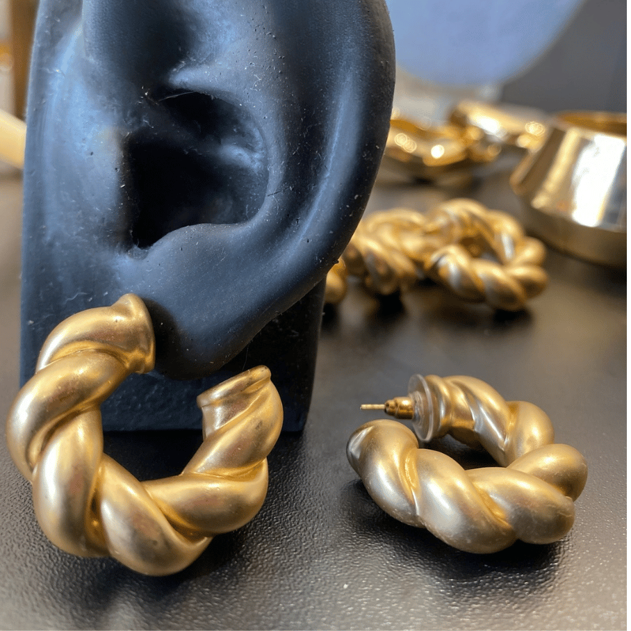 Brinco de argola torcida fosca com 33mm - Banho de Ouro
