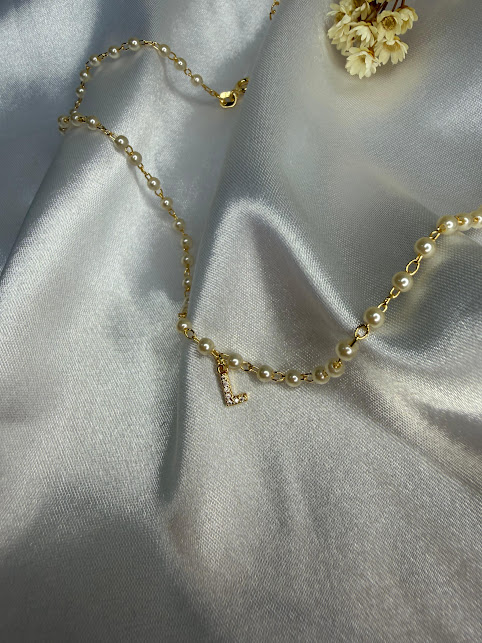 Colar Personalizado de Pérola com Letra Cravejada- Banhado a Ouro 18K