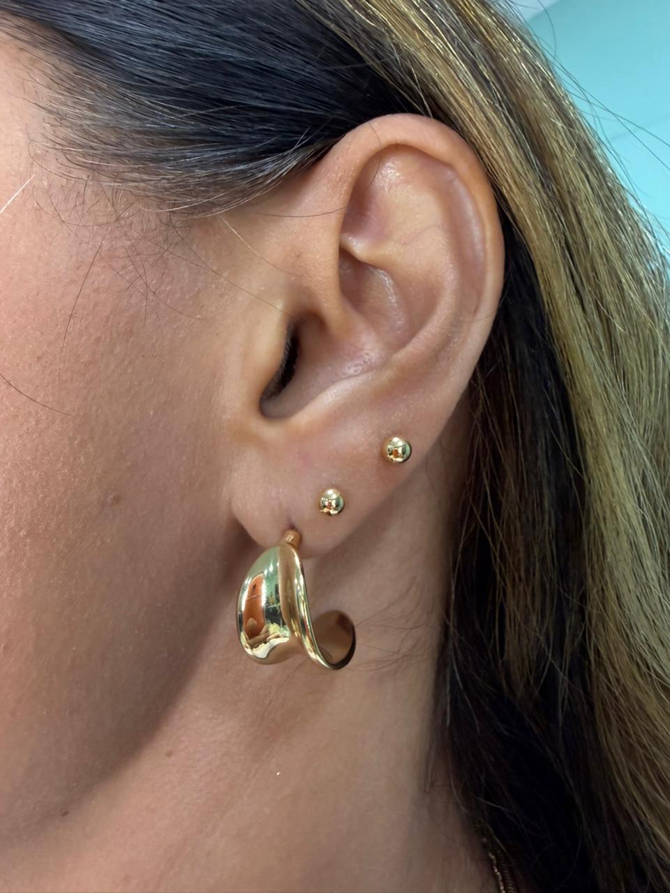Brinco Semi Argola Orgânica com Forma Assimétrica - Banhado a Ouro 18k