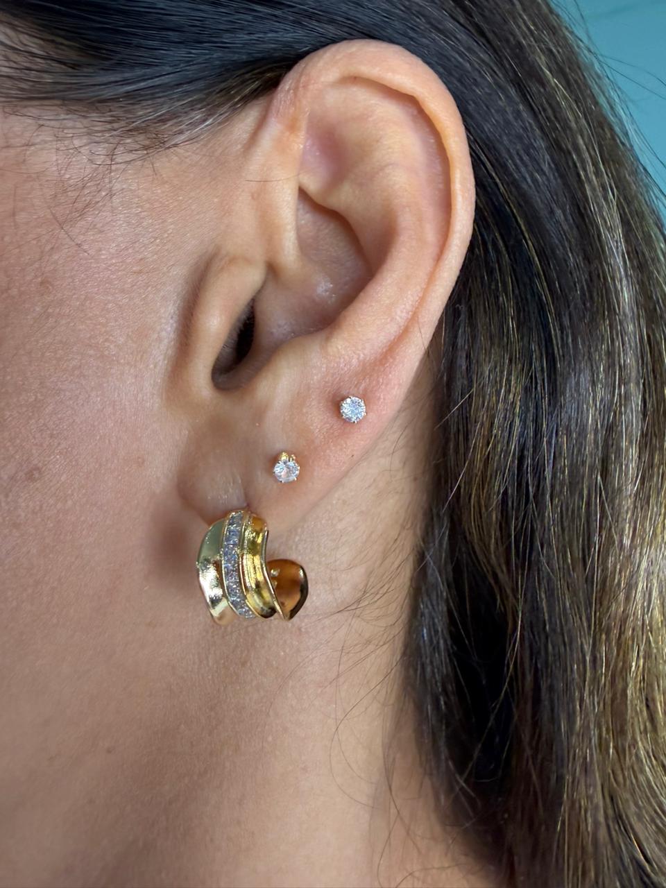 Brinco Semi Argola Orgânica com Cravejado no Meio - Banhado a Ouro 18k