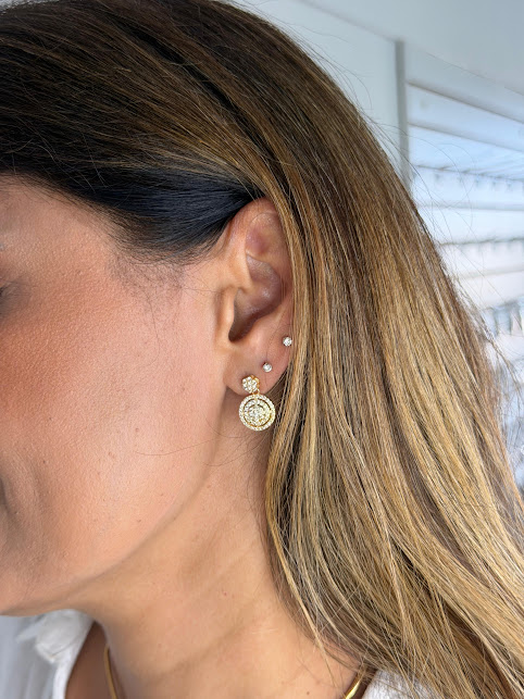 Brinco Círculo com Duas Fileiras e Flor de Microzircônias - Banhado a Ouro 18k